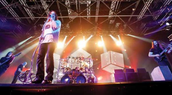 dream theater ofera un show de trei ore cu lumini si efecte vizuale de exceptie