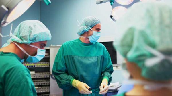 oamenii zilei medicii victor cauni cristian persu si felix voinea urologi la spitalul clinic colentina