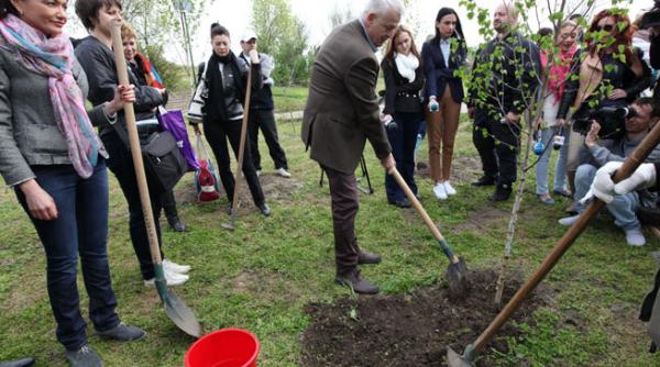 capitala creste verde sorin oprescu a participat la actiunea de plantare de copaci din parcul tineretului