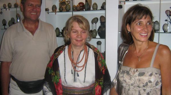 excelenta sa regina mestesugului inchistririi oualor bucovineanca lucia condrea si bijuteriile sale