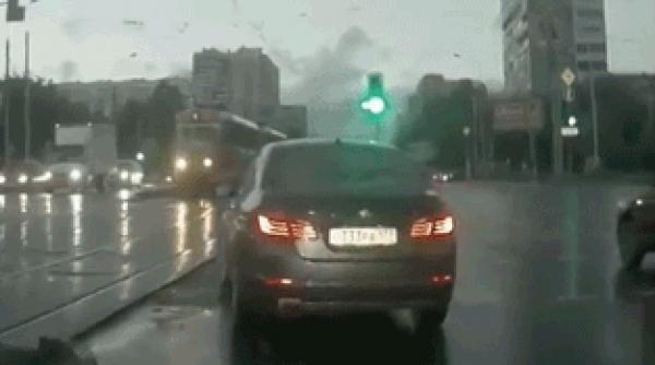 de unde apare o ma ina de nicaieri rasare in mijlocul unei intersec ii video