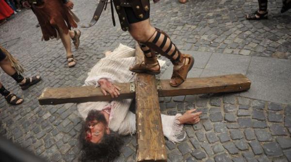 drumul crucii reconstituit in mod simbolic in centrul capitalei galerie foto