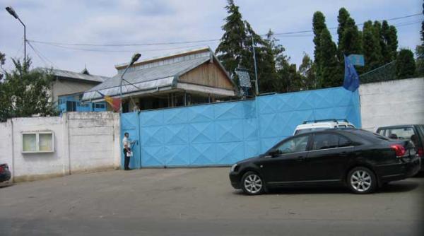 angajati ai penitenciarului din iasi au daruit dulciuri copiilor de la un centru de primire minori