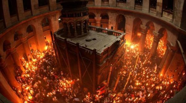 lumina sfanta de la ierusalim adusa in tara de o delegatie a patriarhiei romane