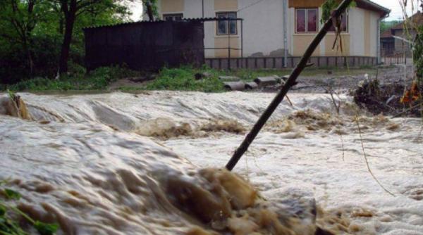 zeci de gospodarii din dambovi a au fost inundate dupa ce paraurile holoboca si jirnov au iesit din matca