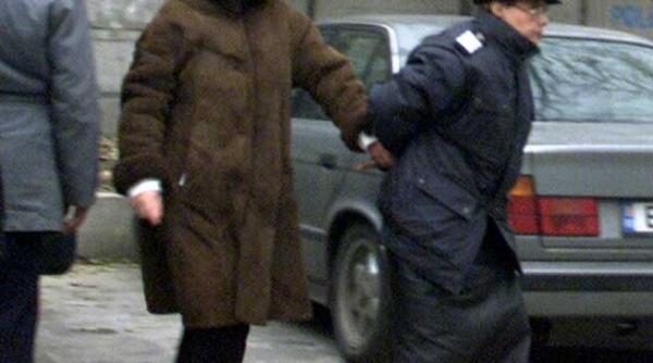 l a ajuns mila pe traian basescu seful statului a gratiat o pe avocata maracine pentru ca sotul o abandonase cu 6 copii