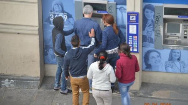 ai grija unde scoti bani de la bancomat a aparut o noua metoda de furt video
