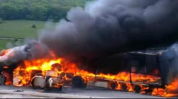 doua tir uri au luat foc dupa ce s au ciocnit frontal in cluj ambii soferi au ramas prinsi in cabine