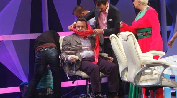 exaspera i de brenciu jura ii de la te cunosc de undeva il leaga pe acesta de scaun