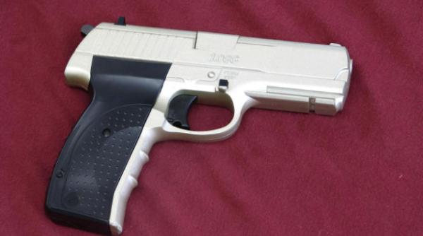 femeie de 79 de ani din tecuci cercetata penal pentru detinere ilegala de arma