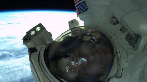 primul selfie in spatiu un astronaut american s a fotografiat langa statia spatiala internationala