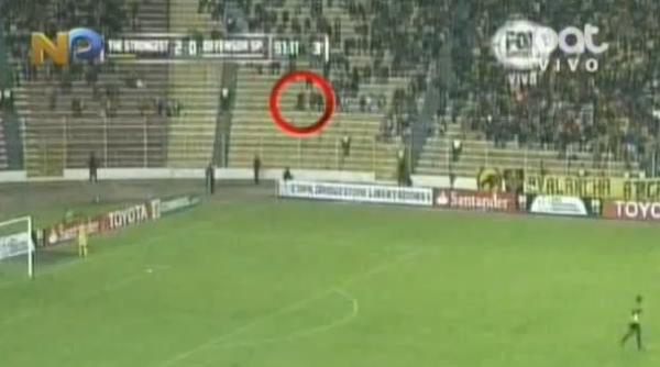 scena bizara la un meci de fotbal ce au surprins camerele de televiziune in tribune pe un stadion din capitala boliviei video