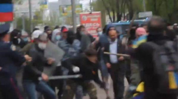 separatistii prorusi au atacat cu bate si petarde participantii la un miting pentru uniune in donetk