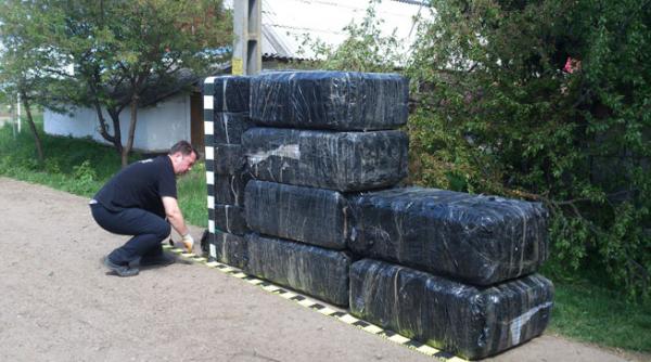 contrabandist retinut cu focuri de arma dupa o urmarire ca n filme masina acestuia s a rasturnat