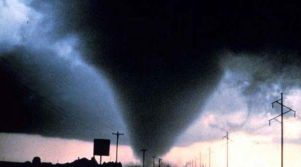 tornadele au ucis cel putin 30 de americani in doua zile