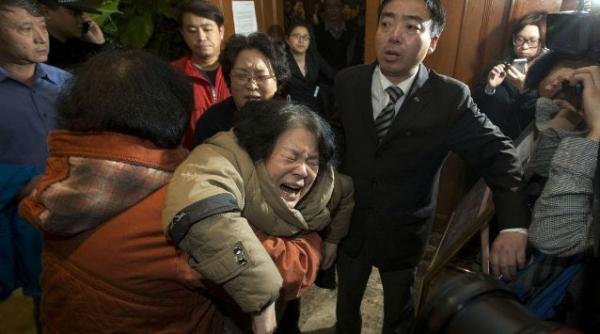 afara rudele pasagerilor zborului mh370 scoase din hotelul din beijing care le gazduia