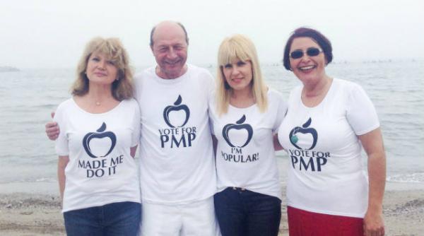 basescu s a fotografiat purtand un tricou pmp alaturi de sotia sa elena udrea si membri ai acestui partid
