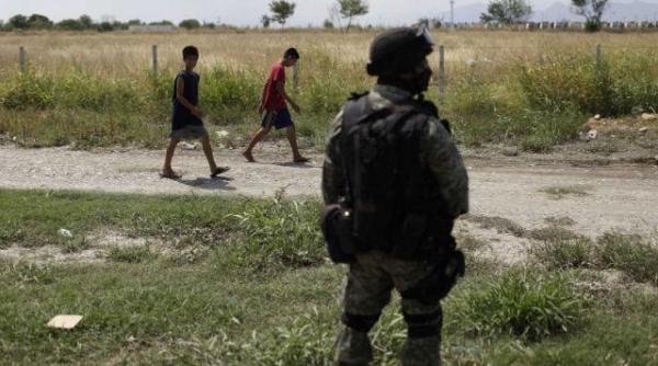 imigranti romani retinuti la granita dintre mexic si sua