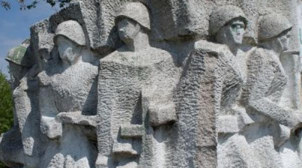 statuia unui general sovietic vandalizata in polonia