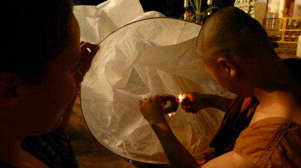 un calugar budist da startul unei sarbatori locale ce a urmat este incredibil video