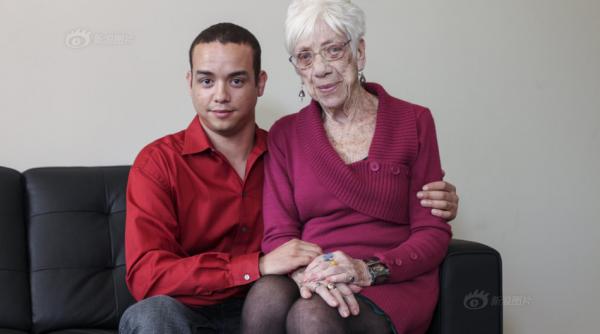 o baba chioara stirba urata si stafidita de 91 de ani iubita unui tanar de 31 intra sa vezi ce tandru se saruta ce doi porumbei