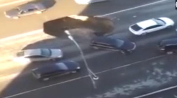 groapa uriasa formata pe o autostrada din rusia momentul in care cedeaza soseaua surprins de camere video