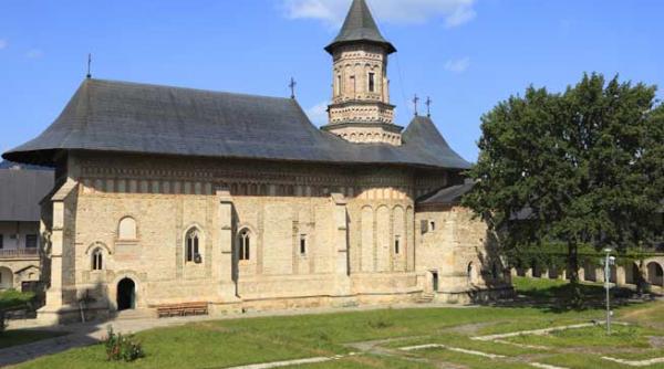 oaspetii sunt intampinati cu zambete