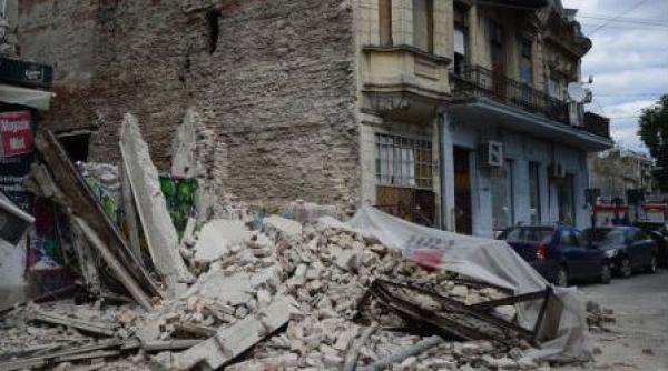 trei masini avariate dupa prabusirea unui zid in centrul capitalei