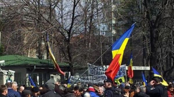 protestul revolutionarilor a blocat circulatia pe bulevardul aviatorilor