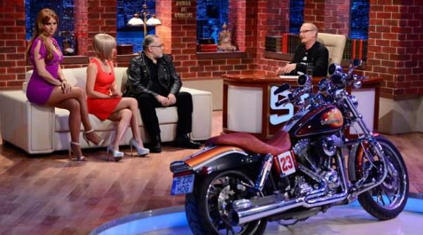 publicitarul si biker ul bogdan naumovici invitat in emisiunea happy show o face pe greta sa innebuneasca de dorinta