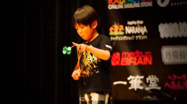 acest pu ti de ase ani este fenomenal mae tri nu reu esc sa l intreaca video