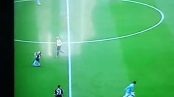 un fotbalist a fost lovit de omul invizibil video