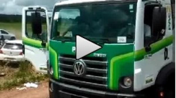 video n ai vazut niciodata ce se intampla cand se rastoarna un tir cu 400 de lcd uri