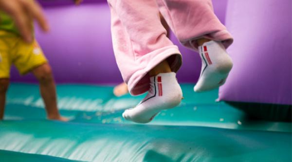 video trei copii se jucau in curtea casei apoi s au trezit plutind in aer ce s a intamplat este incredibil