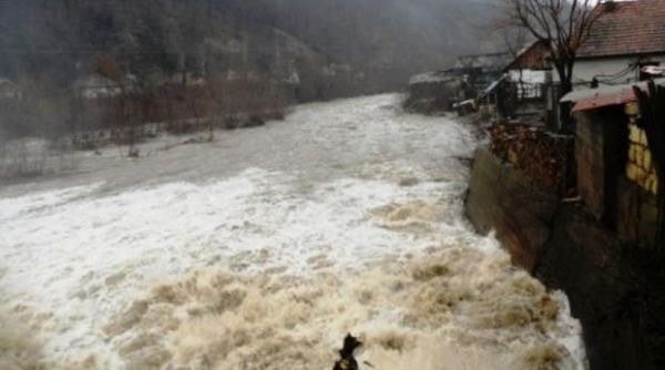 ploile au facut ravagii in valcea sate izolate gospodarii inundate trafic alternativ pe valea oltului cale ferata inchisa