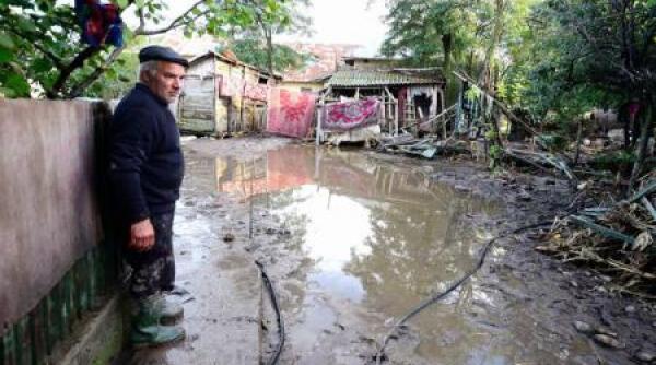 ploile au facut ravagii in arge viitura a lasat in urma zeci de gospodarii inundate