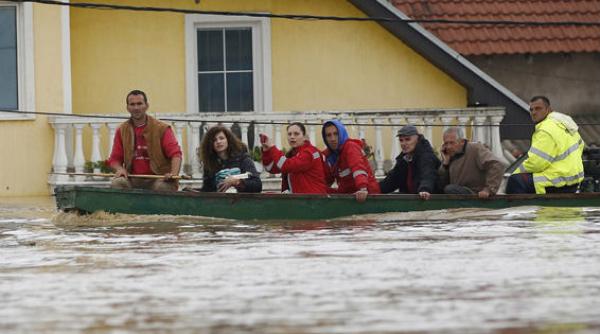 cel putiin 30 de morti in urma celor mai grave inundatii din ultimii 120 de ani din serbia si bosnia