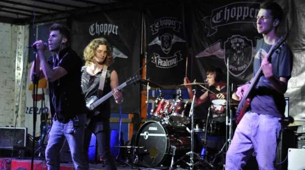 in fabrica phenomenon isi serbeaza sapte ani de activitate alaturi de prieteni