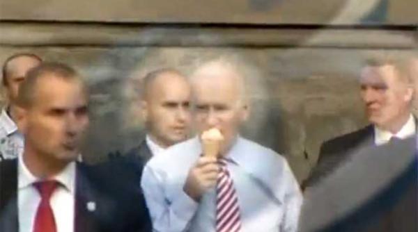 joe biden si sotia sa au luat cina la un restaurant din centrul vechi video