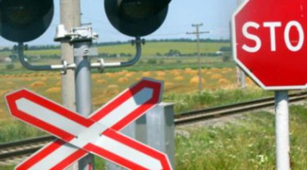 doi bacauani au scapat cu viata dupa ce masina le a fost lovita de tren la un punct de trecere a caii ferate