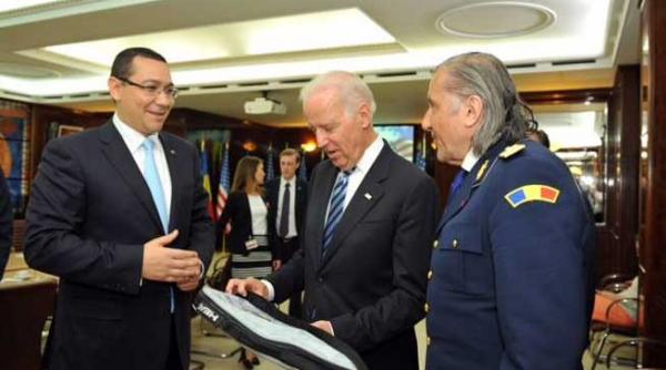 ilie nastase i a daruit o racheta de tenis vicepresedintelui american joe biden