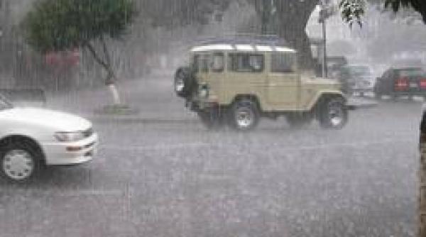 franta lovita de furtuni puternice cel putin trei oameni au murit in sud vestul si centrul tari video