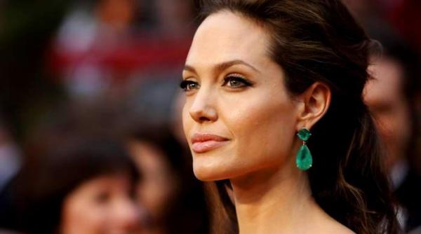 angelina jolie ar putea incepe o cariera in politica