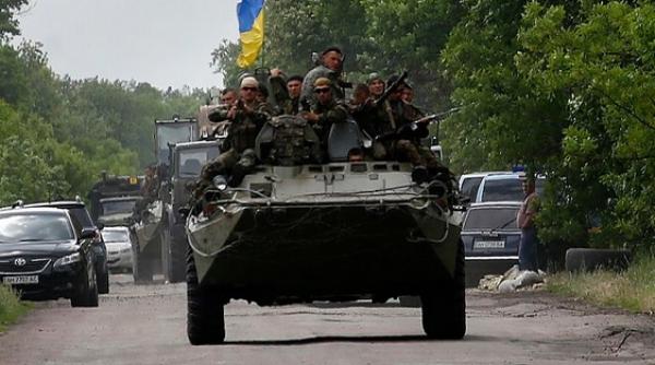 noi violente in estul ucrainei cinci oameni au murit in urma confruntarilor intre militarii ucraineni si separatisti langa donetk