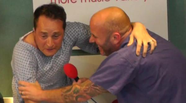 un barbat trece prin chinurile facerii prezentator de radio pus sa suporte simularea unui travaliu dupa ce a pierdut un pariu video