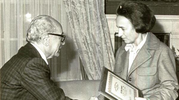 exclusiv elena ceausescu zeci de titluri si premii acordate de institutii stiintifice importante ale lumii