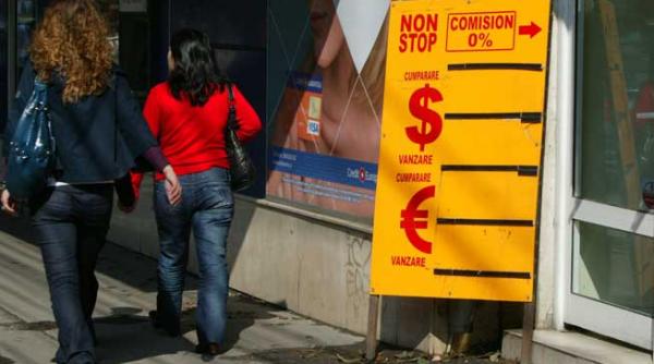 leul s a intarit fata de euro si dolar moneda nationala s a intors la cursul de acum 10 luni 4 4099 lei euro