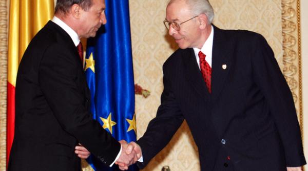 traian basescu l a decorat pe nicolae vacaroiu cu ordinul national steaua romaniei in grad de ofiter