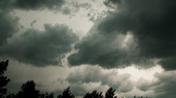 alerta meteo ploi grindina si vijelii in mai multe judete in urmatoarea ora ce zone sunt afectate