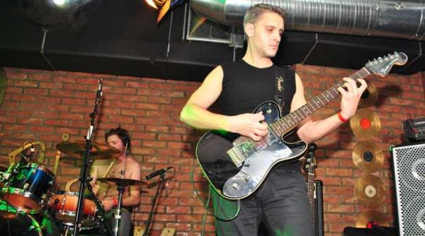 travka serbeaza 12 ani pe scena alaturi de fani